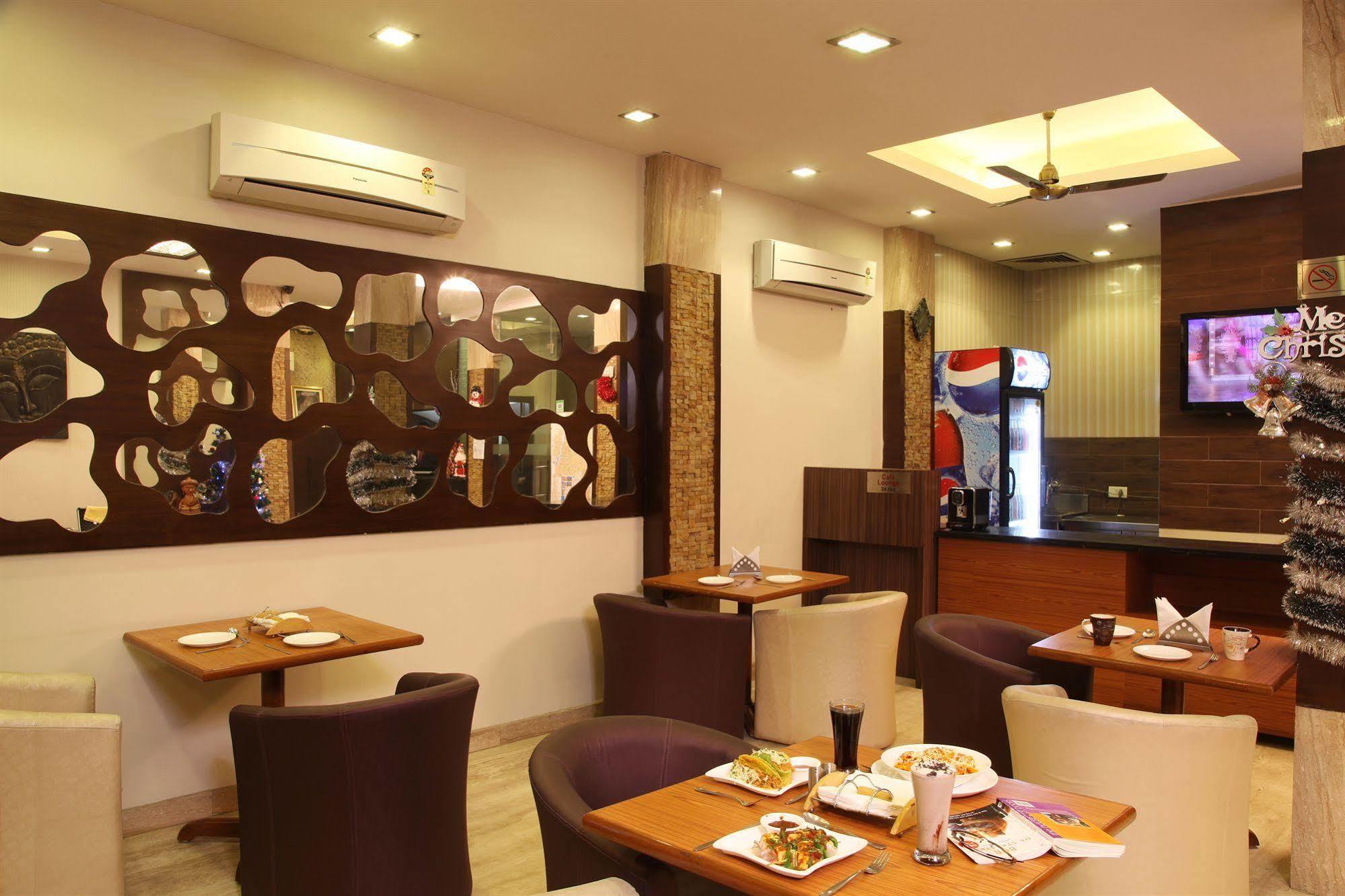 Rupam Hotel Delhi  Exteriör bild